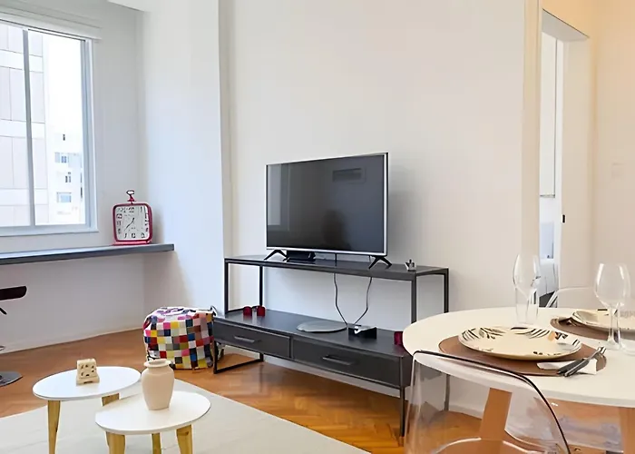 Hr.113 - Apartamento Recentemente Reformado Com 2 Dormitorios Para Alugar No Posto 10 De Ipanema